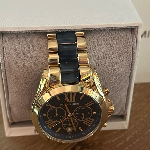 Authentic Michael Kors Bradshaw, Model MK 6268, Beautiful 2-Tone Chronograph - Picture 8 of 13